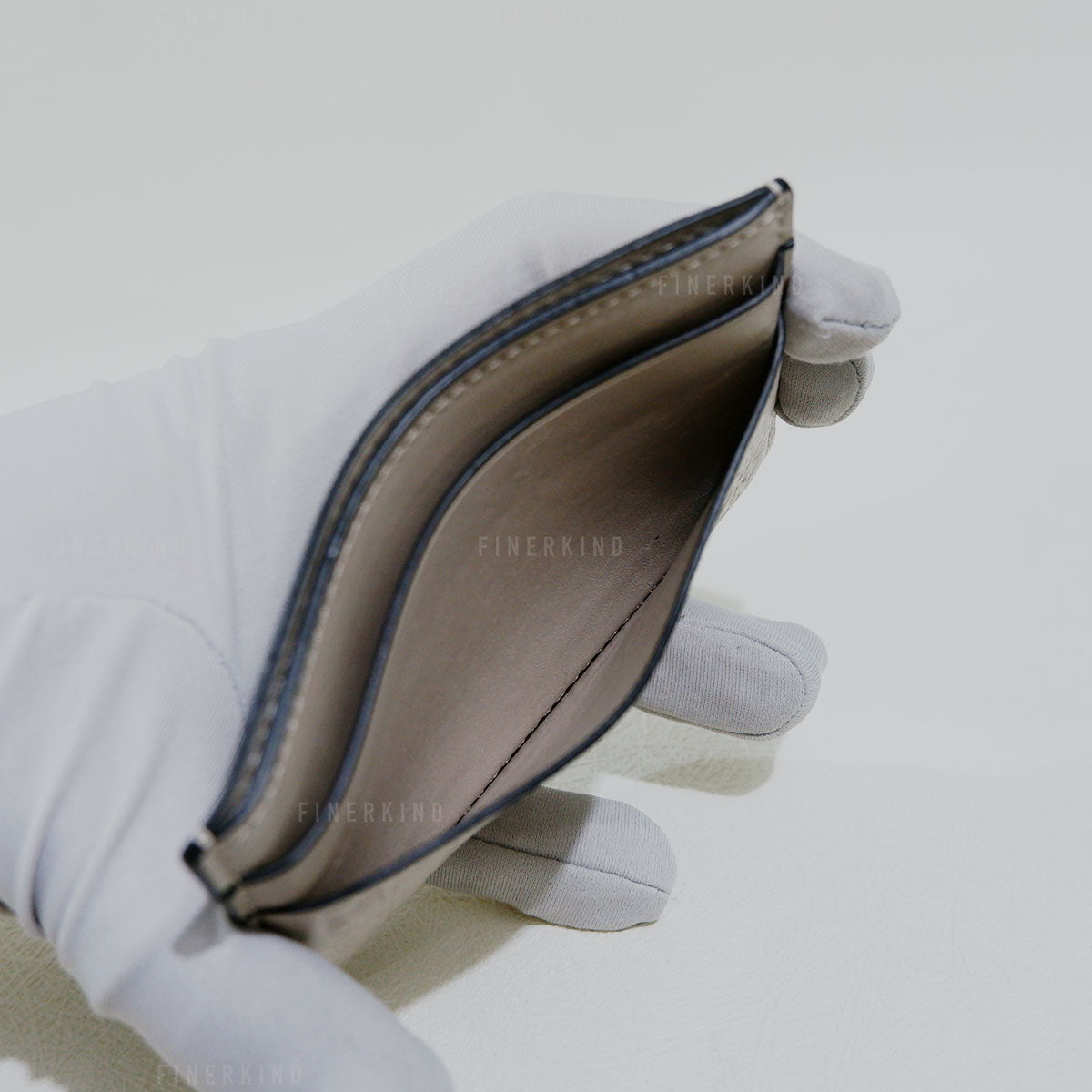 Light Oat Repeat Plain Cardholder in Embossed Silk Calfskin
