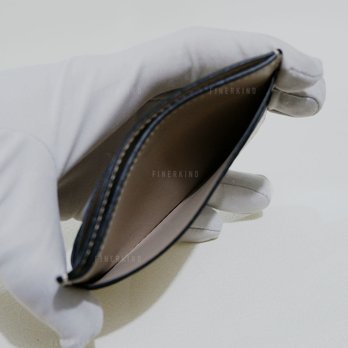 Light Oat Repeat Plain Cardholder in Embossed Silk Calfskin