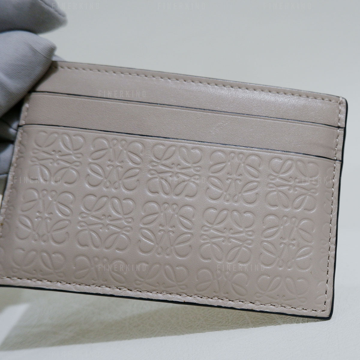 Light Oat Repeat Plain Cardholder in Embossed Silk Calfskin