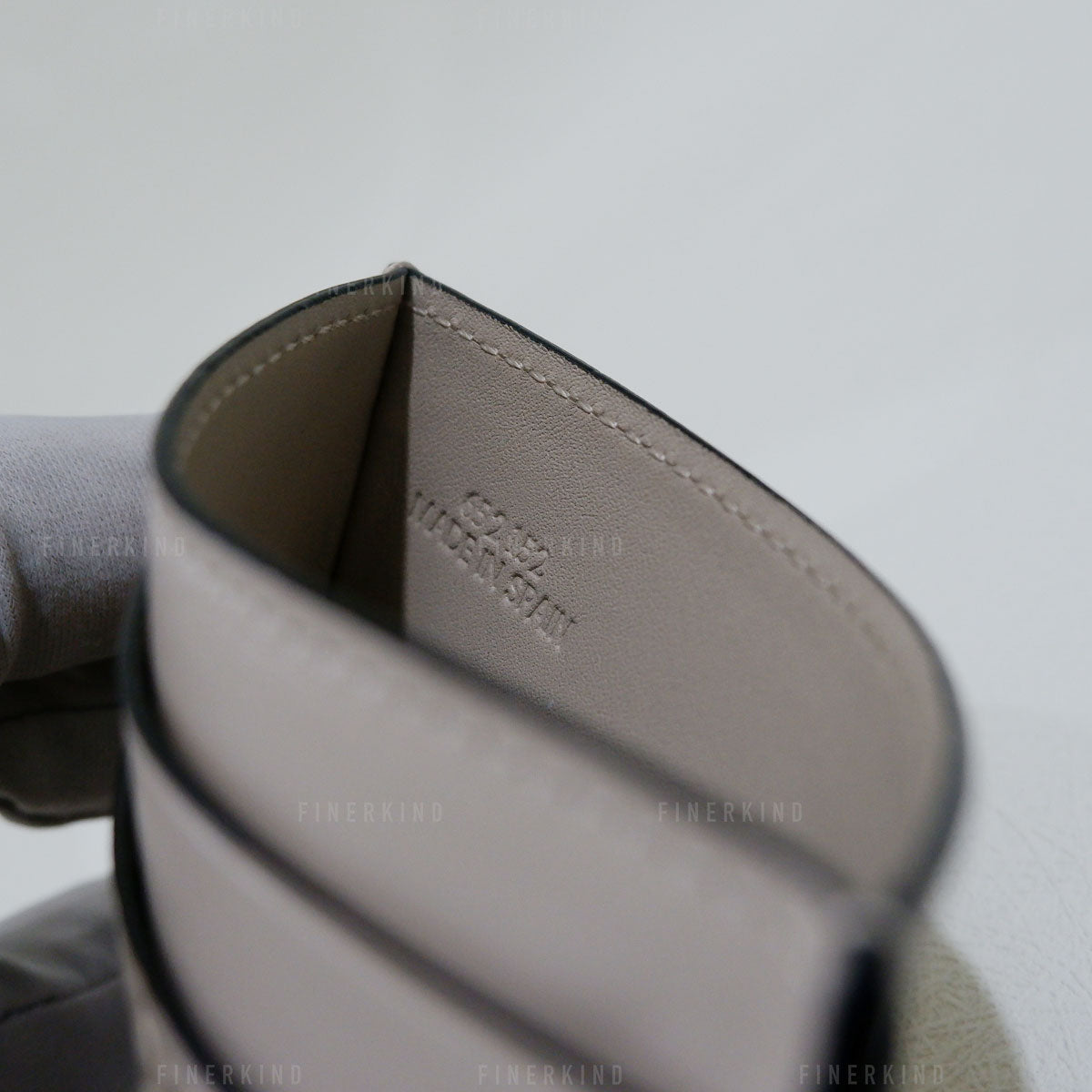 Light Oat Repeat Plain Cardholder in Embossed Silk Calfskin