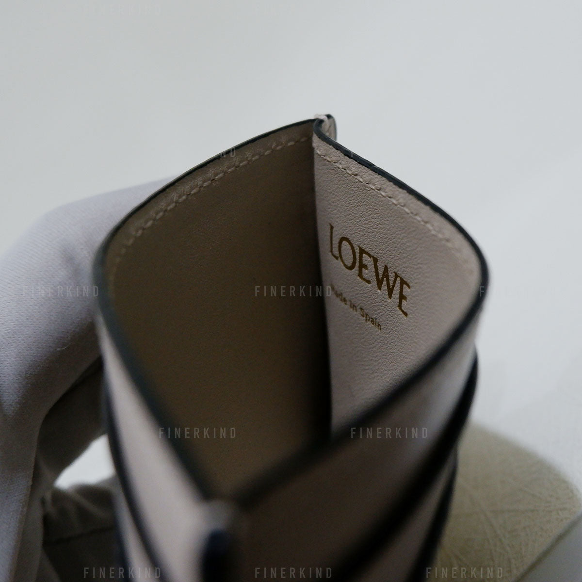 Light Oat Repeat Plain Cardholder in Embossed Silk Calfskin